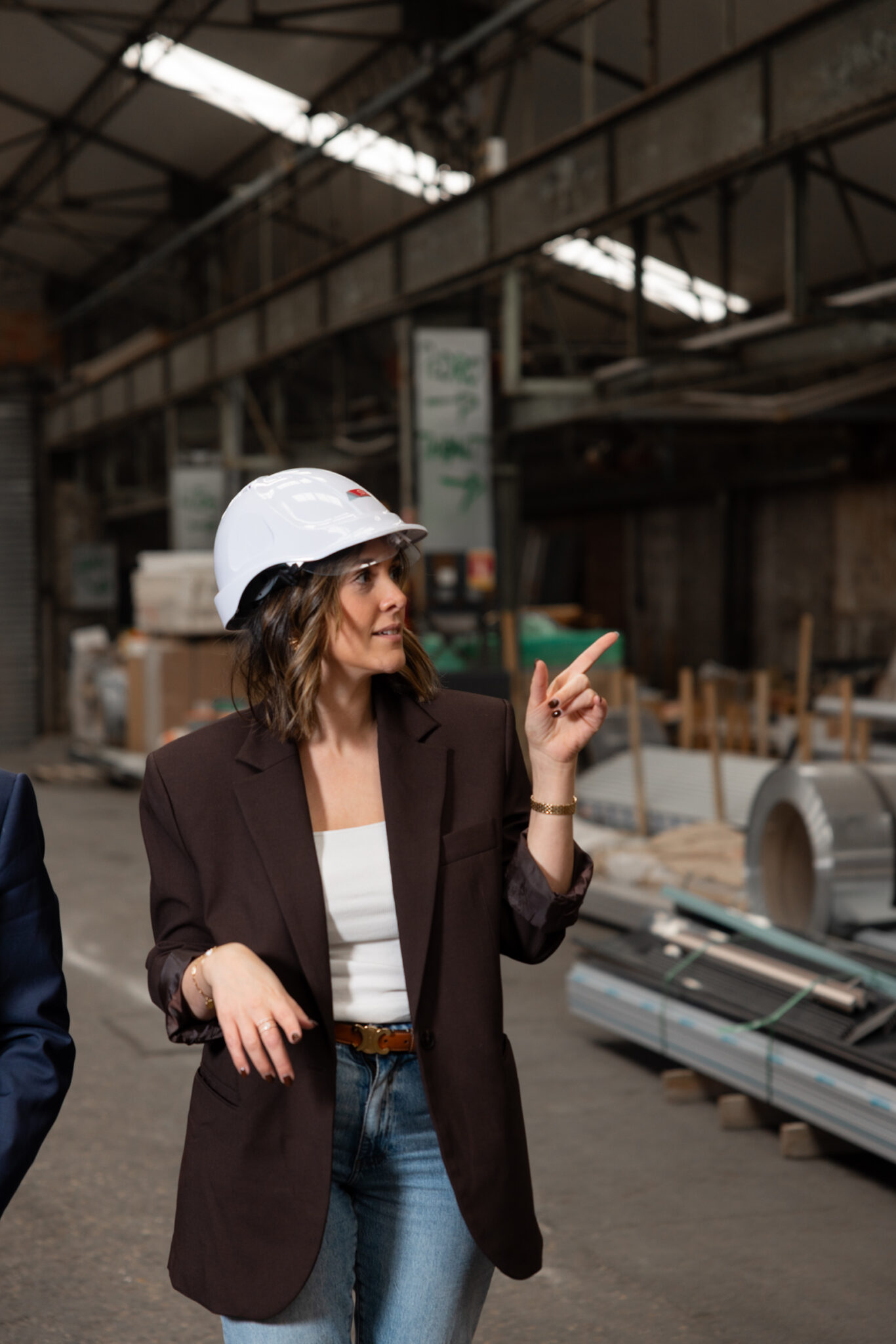 Visite d'un chantier, femme avec casque